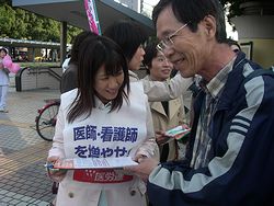 市民の方が笑顔で署名に